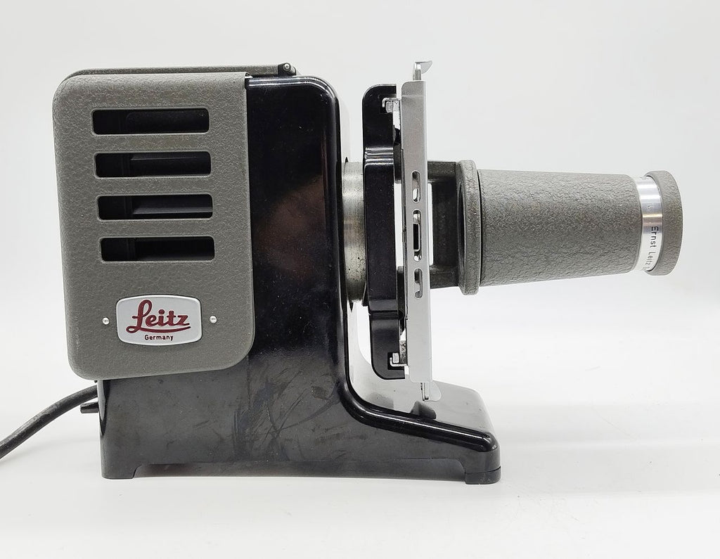 258 - Leitz Prado 150 Projektor Diaprojektor - läuft. Inkl. Karton