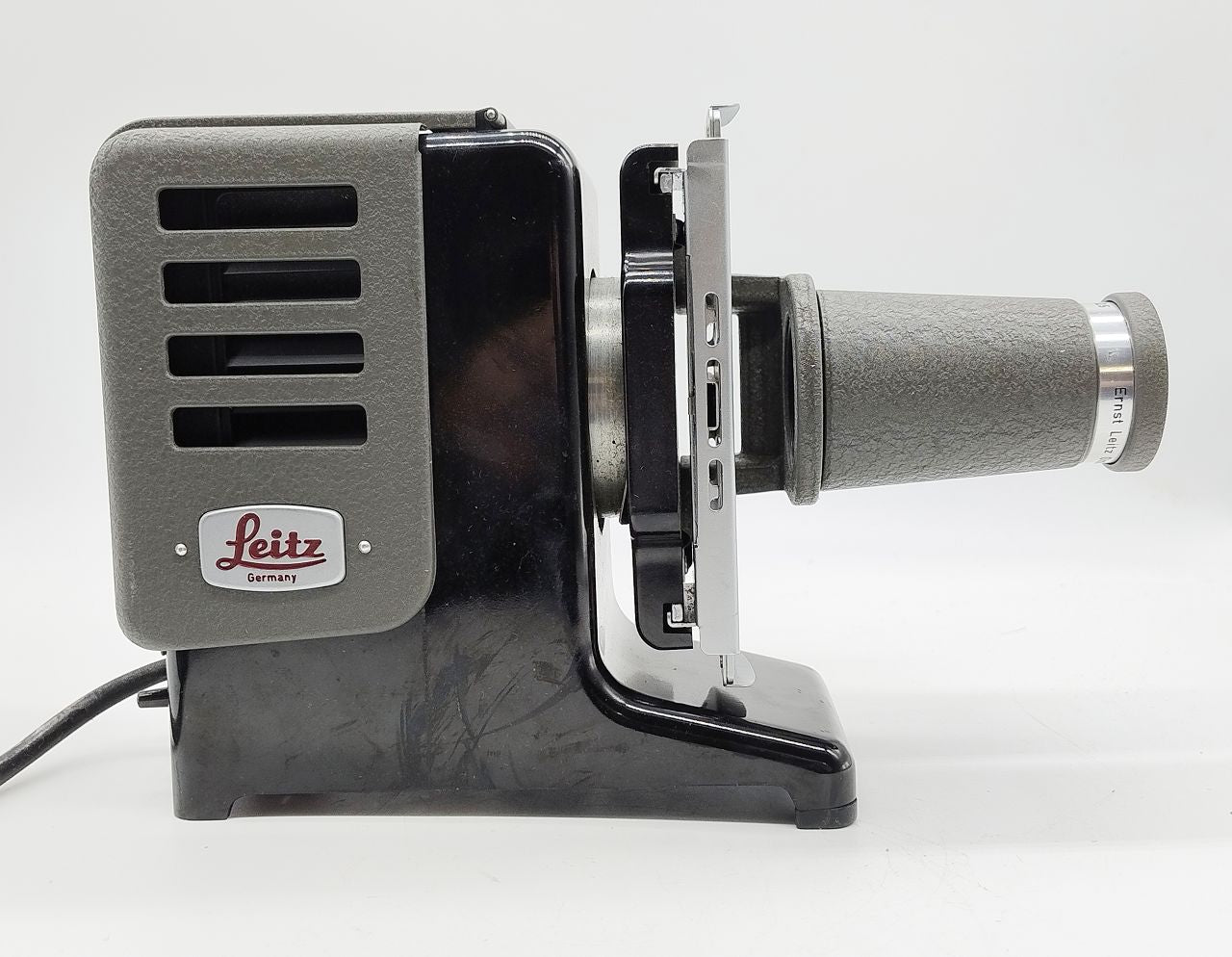 258 - Leitz Prado 150 Projektor Diaprojektor - läuft. Inkl. Karton